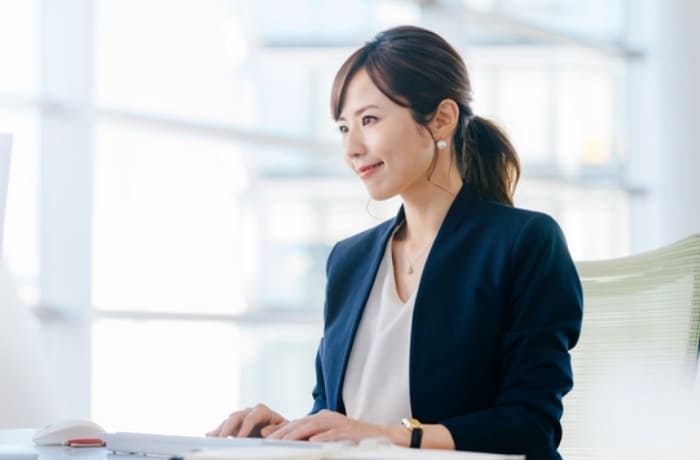 生産性だけでなく健康にも影響してしまうデスクワーク中の姿勢 高機能のチェアやデスク選びが重要な理由