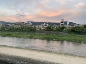 【SYNTH(シンス)堂島ブログ】更新しました★グルメレポート番外編！京都河原町の川床で楽しめるタイ料理店★